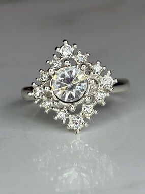 Avon Silver Crystal Starburst Halo Statement Ring Size 8 NIB